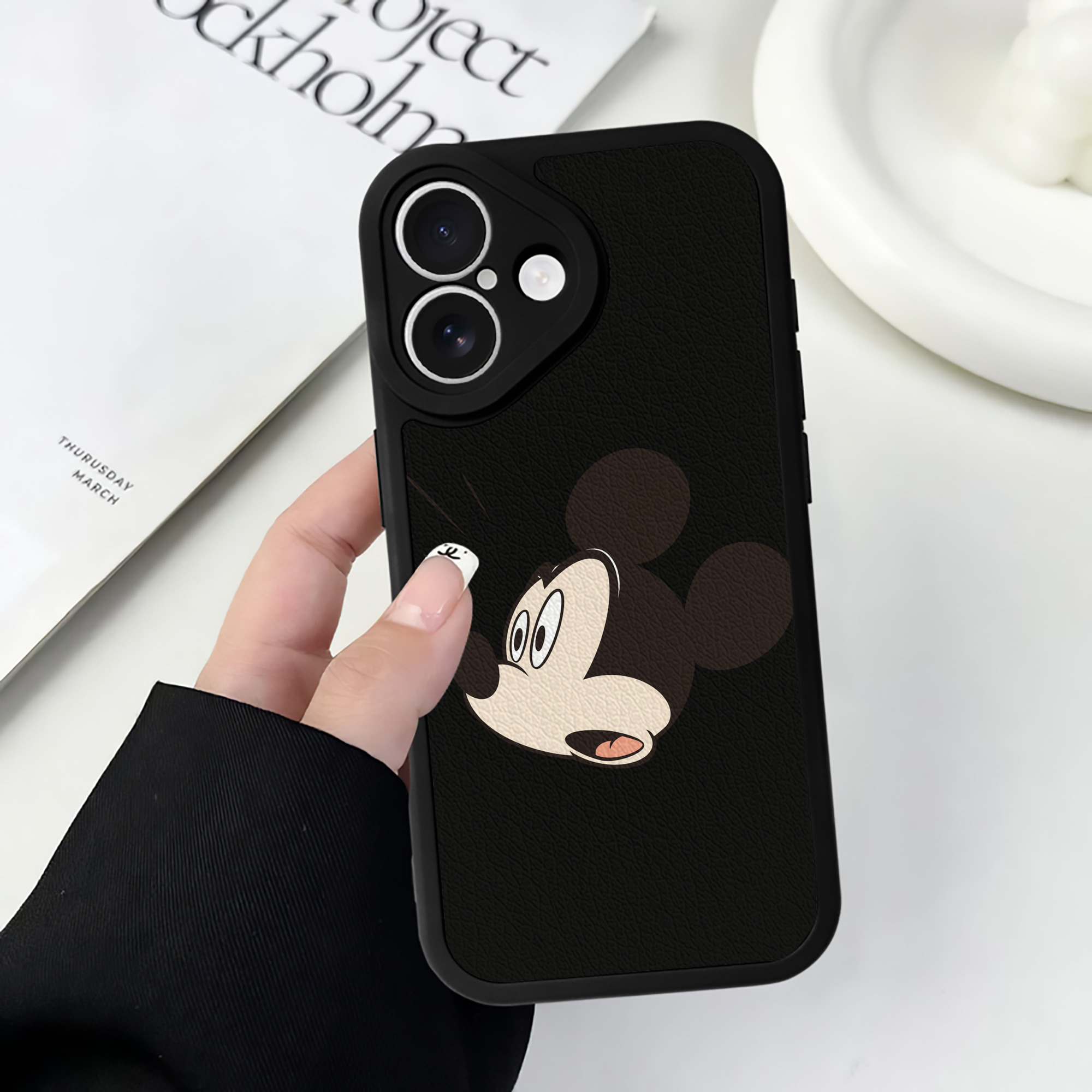 （画像用） ミッキーマウス Mickey Mouse 【iPhone 16シリーズ対応】シリコンスマホケース（レザー調） 材質：シリコン